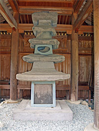 徳一廟の石層塔