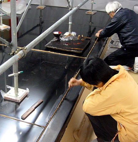 継ぎ目の布着せ作業