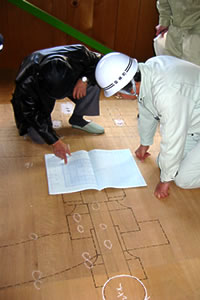 原寸図と設計図の照合作業の写真