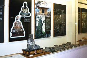 徳一座像など（展示室）