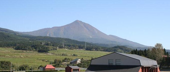 役場から磐梯山を望む