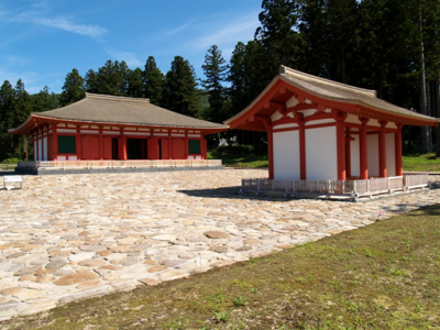 復元・整備された慧日寺金堂と中門・石敷き広場