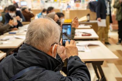 電話をかける男性