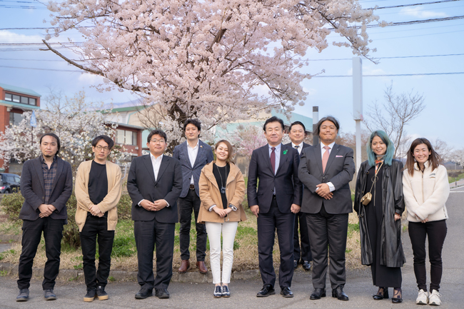 満開の桜をバックに記念撮影