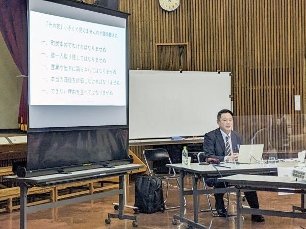 嘉麻市役所で磐梯町ｄXの取り組みを紹介する小野室長