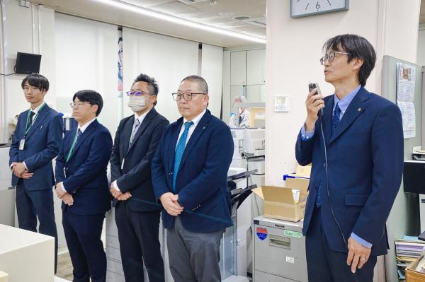あいさつする井上 横瀬町副町長と実地研修に臨む職員の皆さん（中央3名）