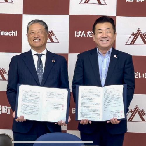 保活連携協定を掲げる森支社長（左）と佐藤町長（⇒）