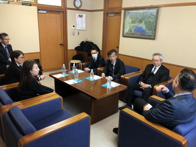 町長と懇談する横瀬町職員の皆さん