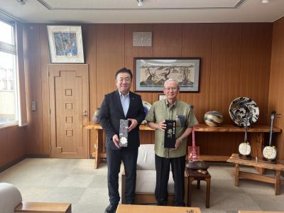 石嶺読谷村長（右）・佐藤淳一町長（左）