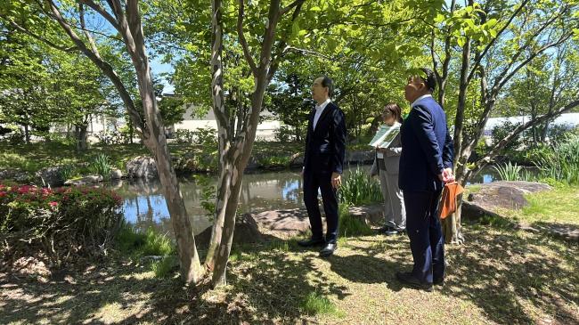 慧日寺資料館庭園を散策する内堀知事・佐藤町長・今野ディレクター