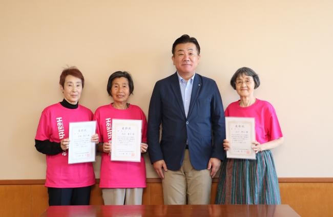 受賞者の皆さんで町長を囲んで