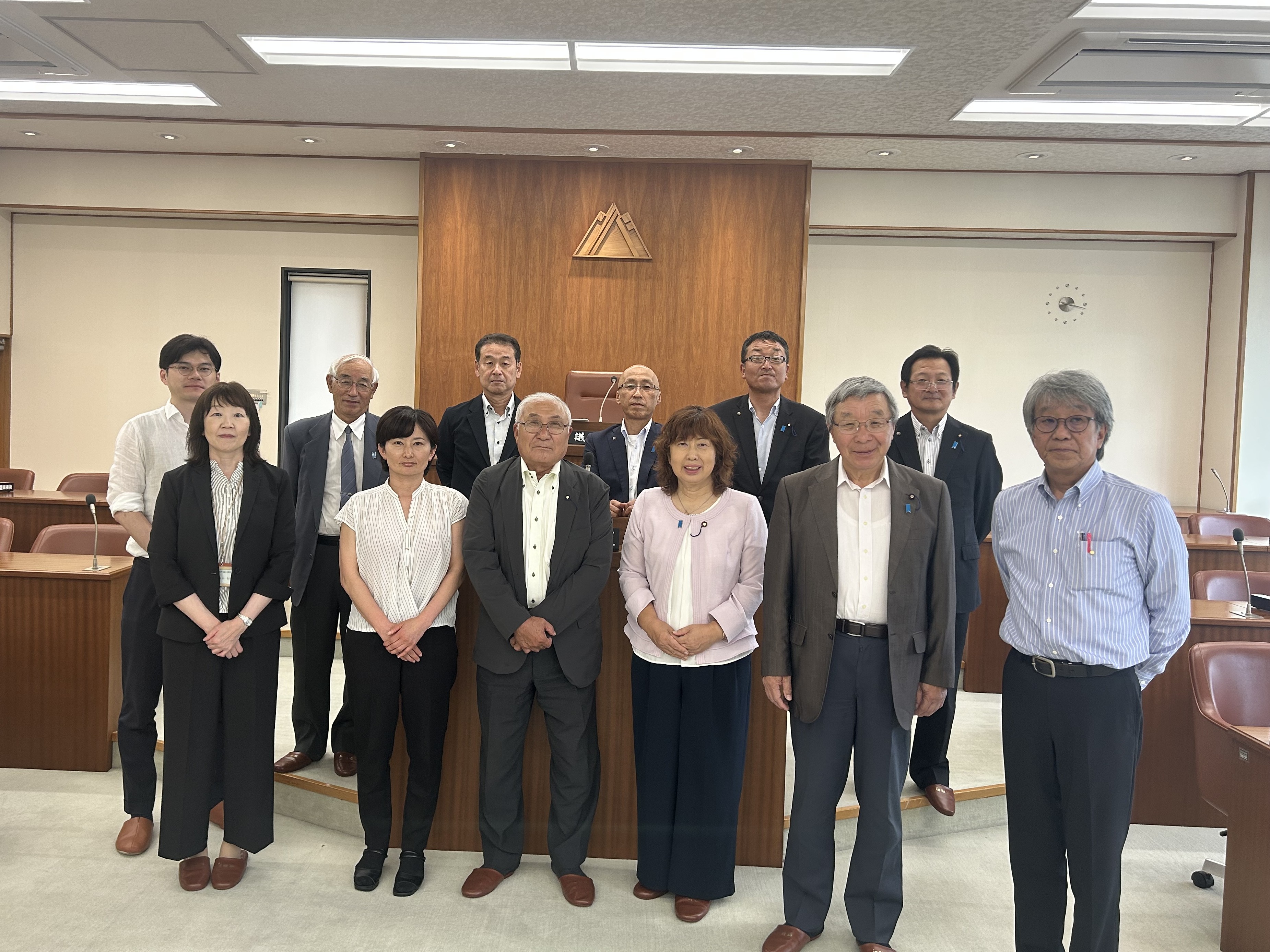 議場での記念撮影