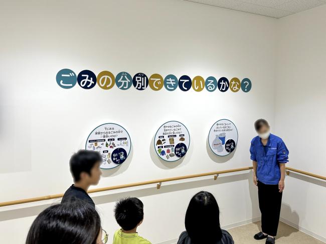 施設見学の様子