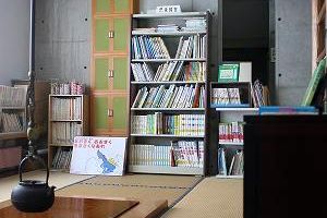 児童書・紙芝居コーナーの写真