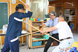 防犯教室でさすまたにより不審者を取り押さえた写真